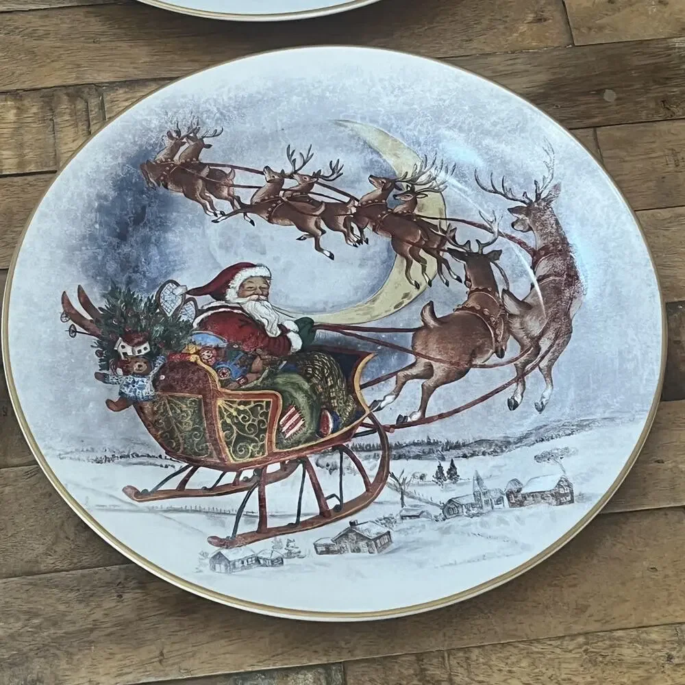 Pottery Barn Nostalgic Santa Dinner Plates 10.5